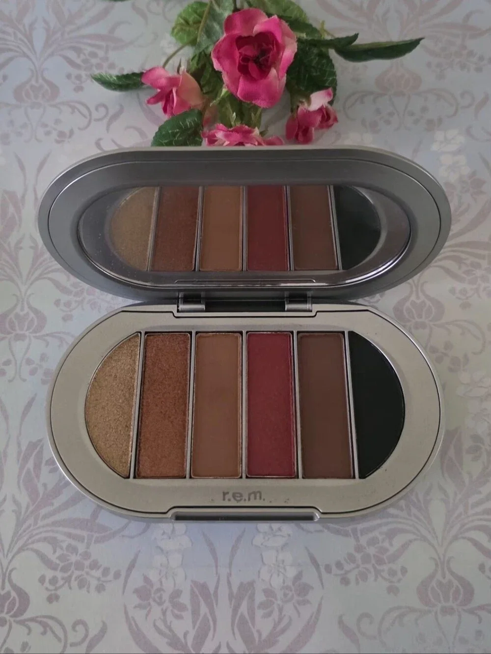 R.E.M. Beauty (Ariana Grande) Midnight Shadows Eyeshadow Palette in Principessa
